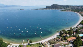 Villa Mezzaluna diretta a Lago con piscina